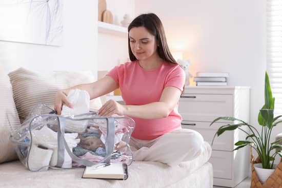 mujer haciendo lista hospital bebe