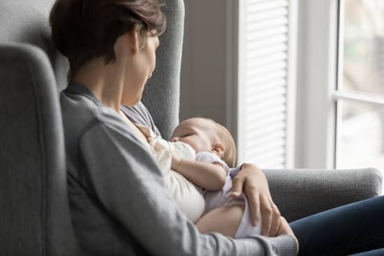 madre amamantando a su bebe