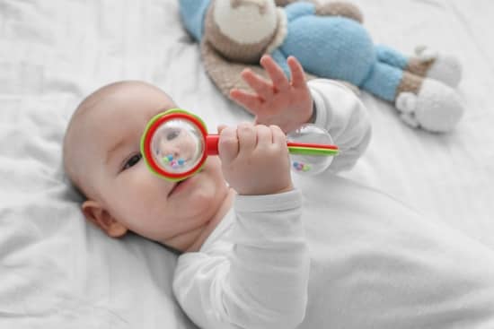 bebe agarrando objetos