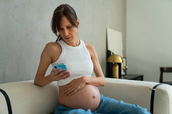 mujer embarazada mirando el movil