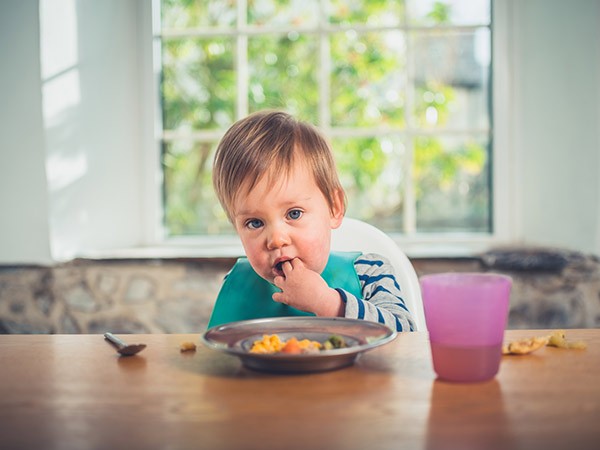 Retrasar la introducción de alimentos en los bebés, una causa de alergia