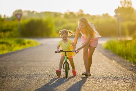nina aprendiendo a montar en bici