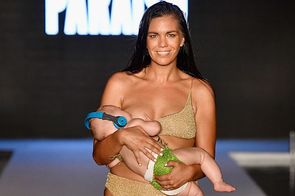 Modelo Mara Martin desfila con su bebe