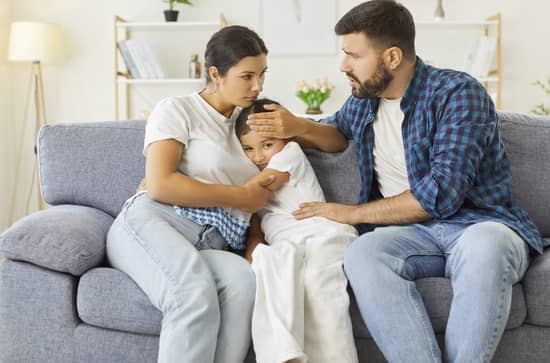 padres consuelan hija