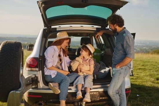 familia divirtiéndose viaje en coche