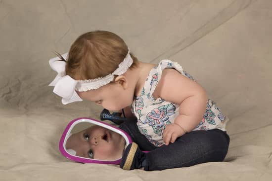 bebe se reconoce en un espejo