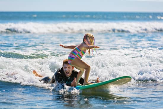 deportes de agua niña haciendo surf