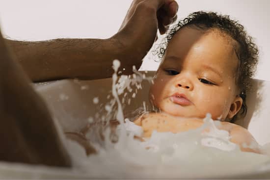 bebe en la banera