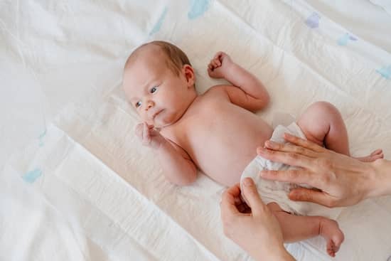 madre cambiando panal bebe