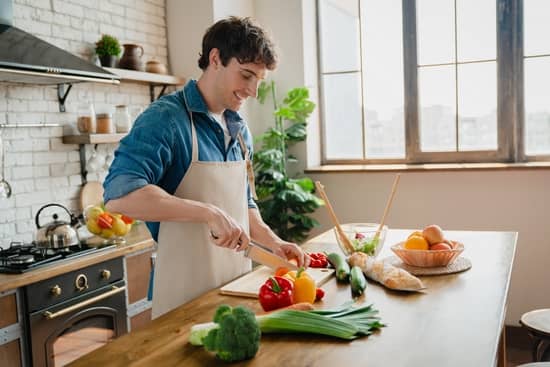 hombre cocinando menu semanal