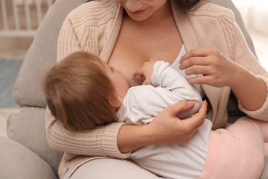 madre sentada amamantando bebe