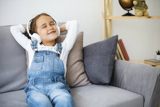 nina escuchando musica para relajarse